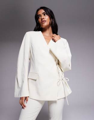 ASOS DESIGN - Blazer in Buttermilchgelb mit zwei seitlichen Bindedetails, Kombiteil-Weiß
