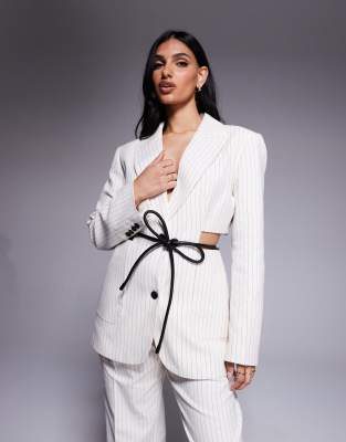 ASOS DESIGN - Blazer in Creme mit Streifen und Zierausschnitt am Bund, Kombiteil-Bunt