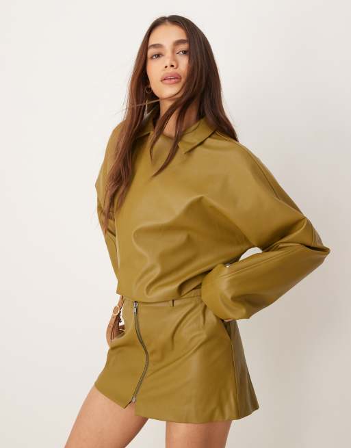 ASOS DESIGN - Blazer in pelle sintetica color oliva in coordinato