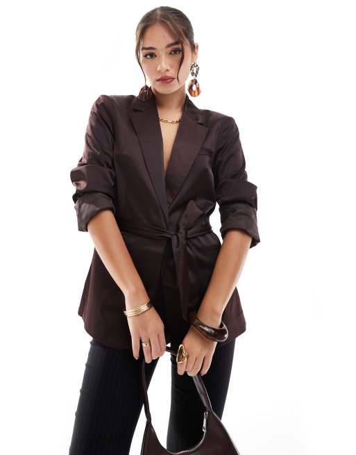 ASOS DESIGN - Blazer in raso color cioccolato allacciato in vita
