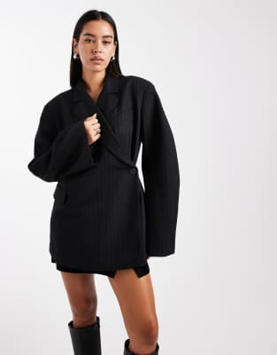 ASOS DESIGN - Blazer in Schwarz mit Nadelstreifen und extremer Wickeloptik