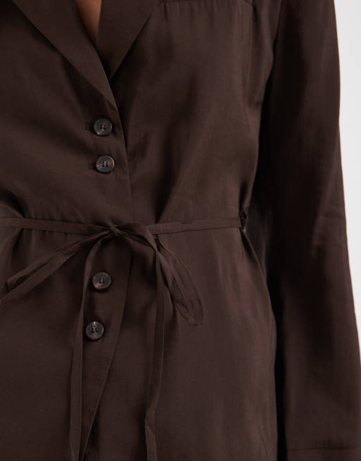 ASOS DESIGN blazer med skulderpuder og bindebælte i blød chokoladefarve, 4 af 4