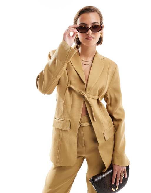 ASOS DESIGN - Blazer sartoriale con bordi grezzi e cintura color cuoio
