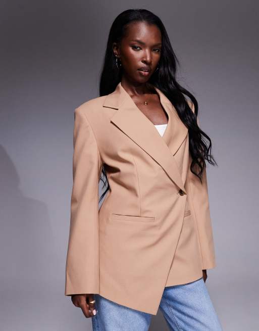 ASOS DESIGN - Blazer sartoriale stretto in vita color moka con fondo asimmetrico