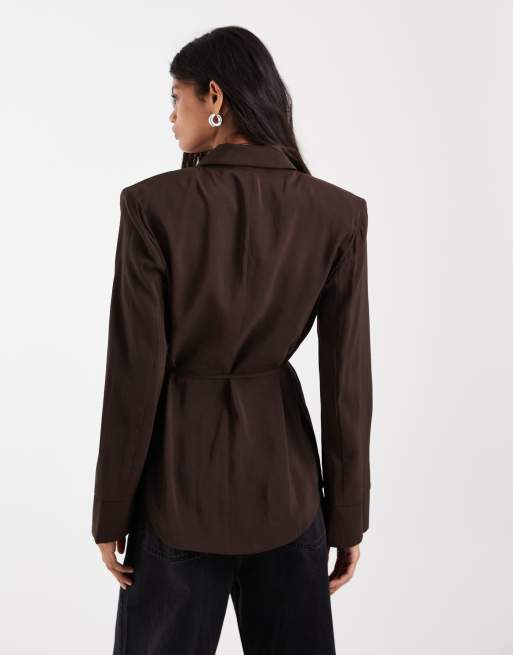 ASOS DESIGN blazer souple à épaulettes et ceinture à nouer couleur chocolat, 3 de 4