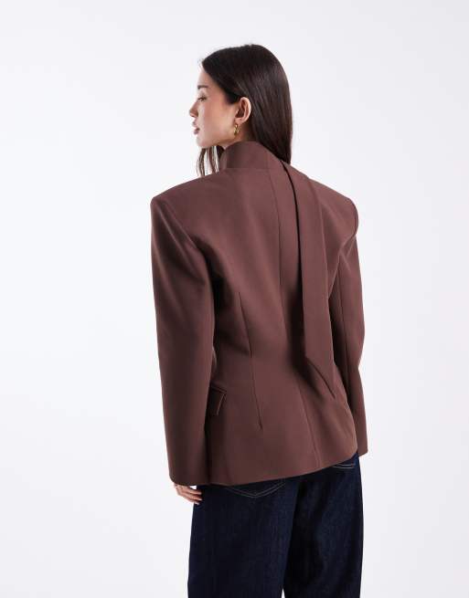 ASOS DESIGN - Blazer stretto in vita color marrone cioccolato con spalle imbottite e sciarpa, 2 di 4