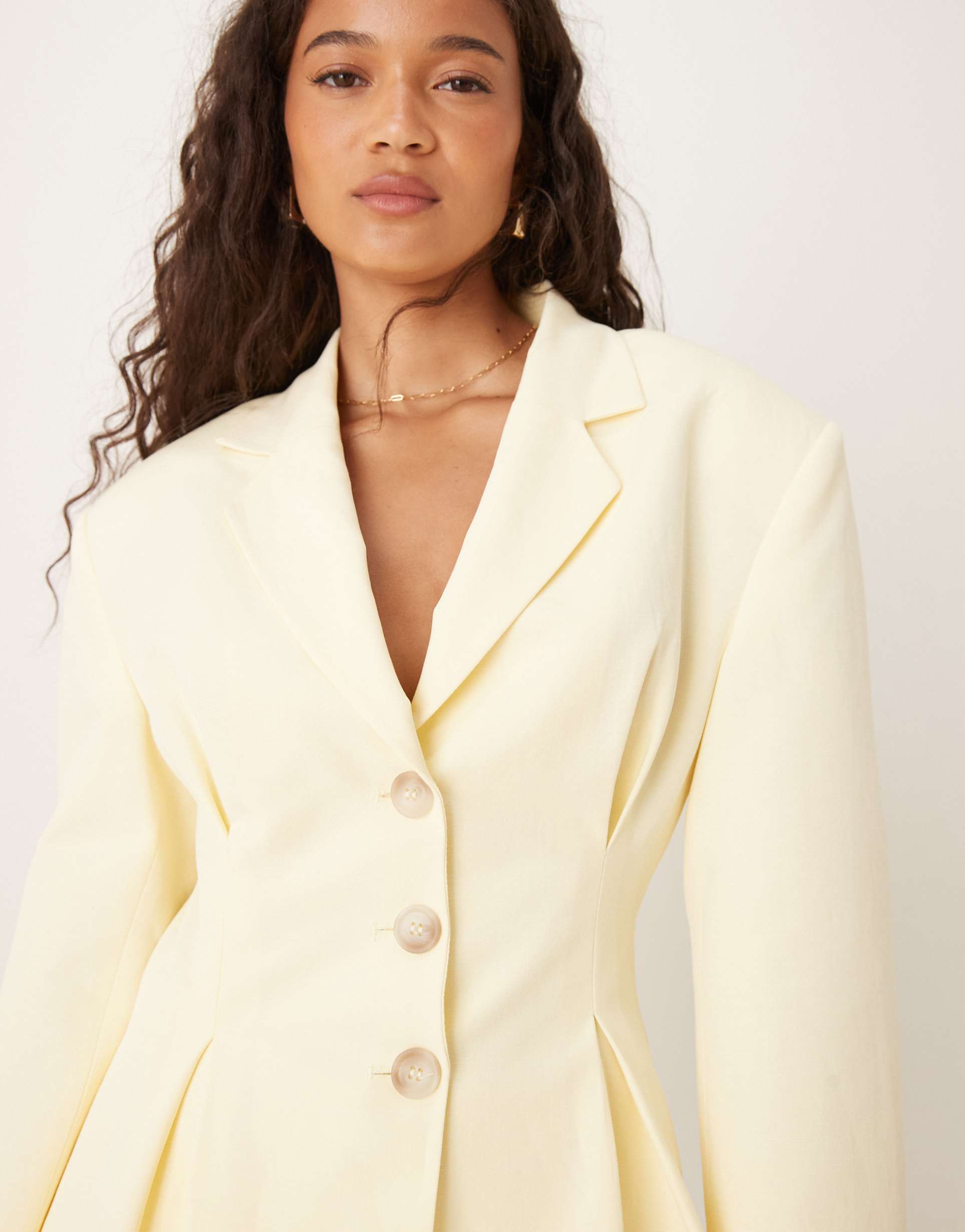 ASOS DESIGN - Blazer stretto in vita in misto lino color latticello