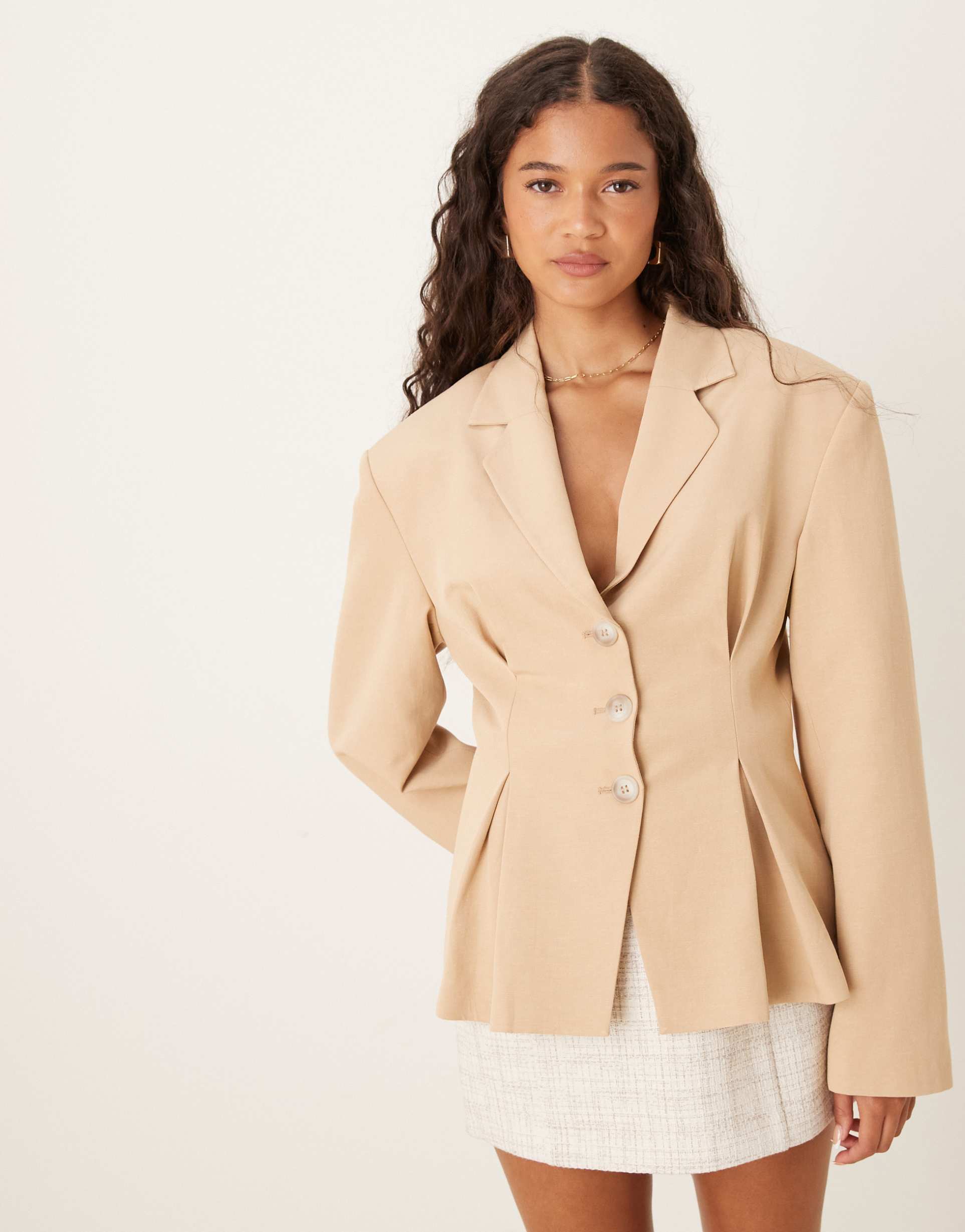 ASOS DESIGN - Blazer stretto in vita in misto lino di colore neutro