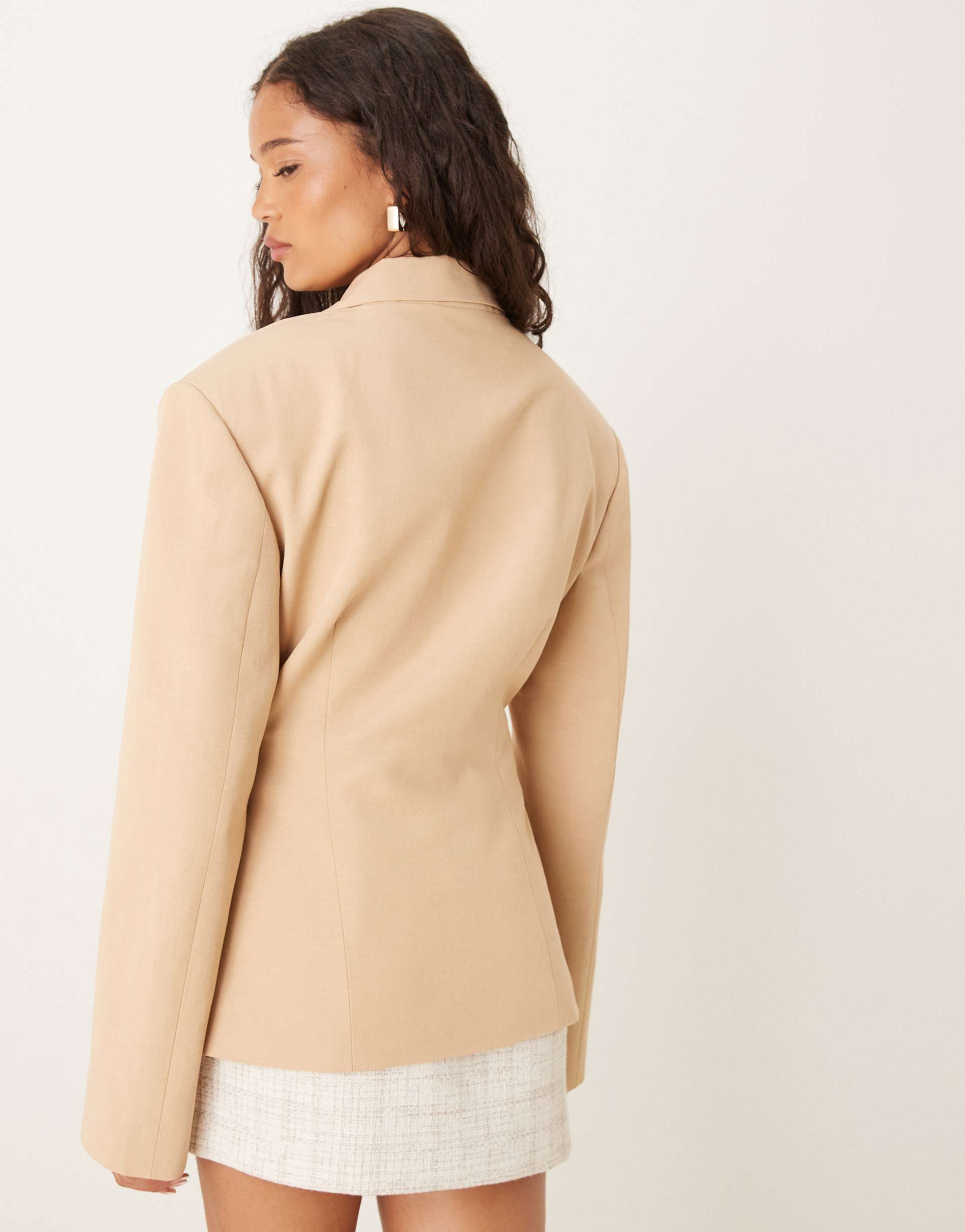 ASOS DESIGN - Blazer stretto in vita in misto lino di colore neutro