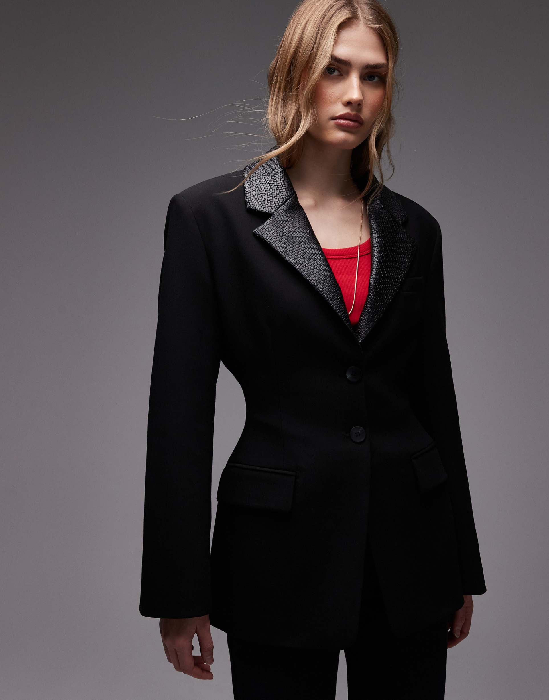ASOS DESIGN - Blazer stretto in vita sartoriale nero con revers in pelle sintetica