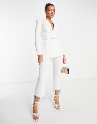 ASOS DESIGN - Blazer strutturato in jersey bianco con cintura e schiena scoperta con dettaglio in strass 