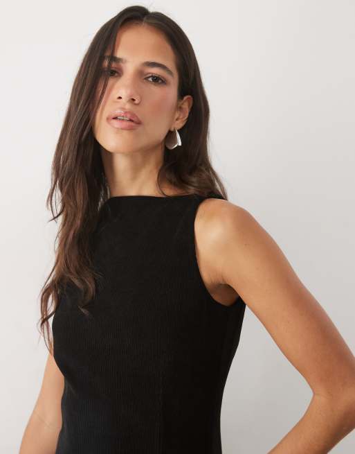 ASOS DESIGN blød fløjls minikjole med skrå halsudskæring i sort, 4 af 4