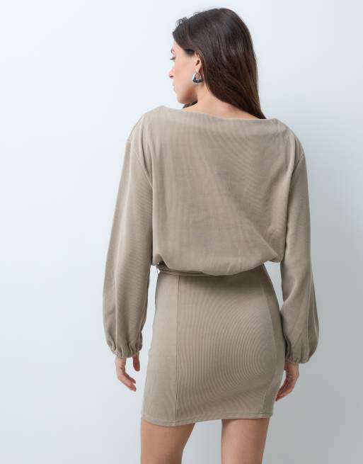 ASOS DESIGN blød fløjlskjole med skrå hals og bælte, minikjole i neutral, 3 af 5