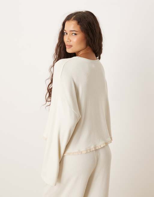 ASOS DESIGN - Blød og langærmet cremehvid pyjamastop i jersey med rund hals og blomsterkant, 2 af 4