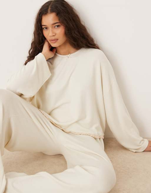 ASOS DESIGN - Blød og langærmet cremehvid pyjamastop i jersey med rund hals og blomsterkant, 3 af 4