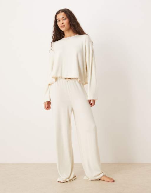 ASOS DESIGN - Blød og langærmet cremehvid pyjamastop i jersey med rund hals og blomsterkant, 4 af 4