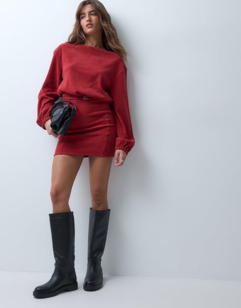 ASOS DESIGN blød ribfløjlskjole med skrå hals og bælte i rød - view 1
