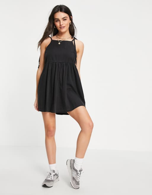 ASOS DESIGN - Blød smock-forklædekjole i sortvasket denim
