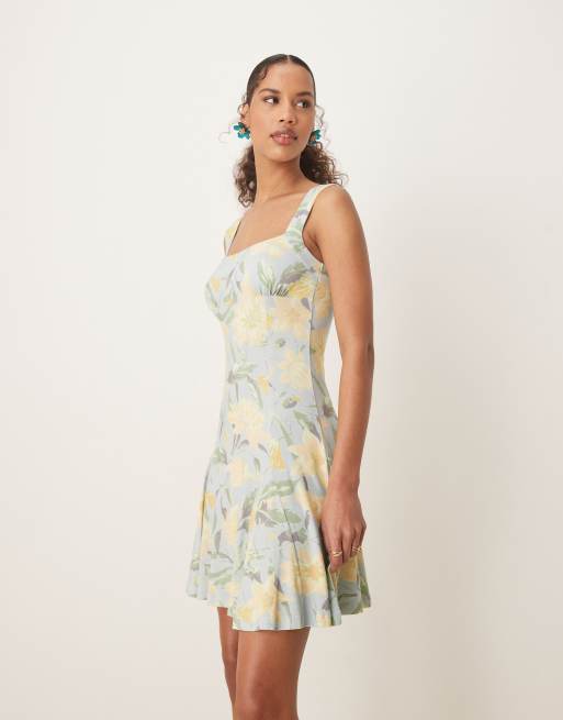ASOS DESIGN – Blekblå, blommig miniklänning med klockad kjol och fyrkantig ringning, 2 av 4