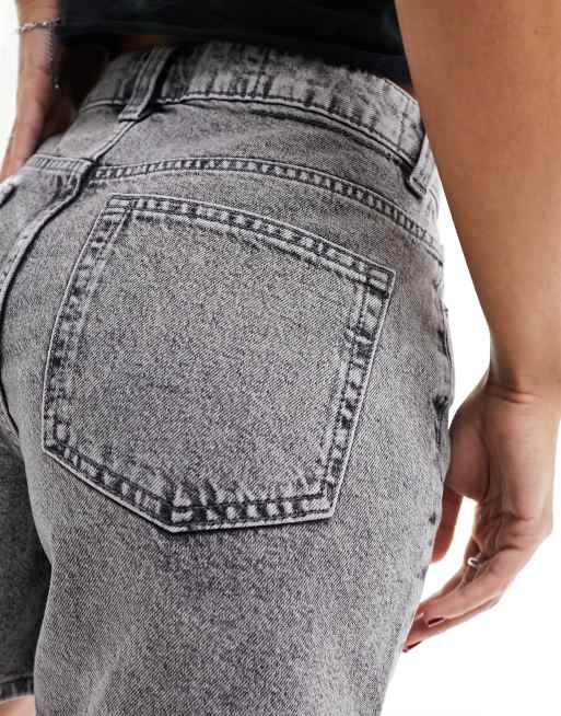 ASOS DESIGN – Blekgrå jeansshorts i dad-modell, 2 av 5