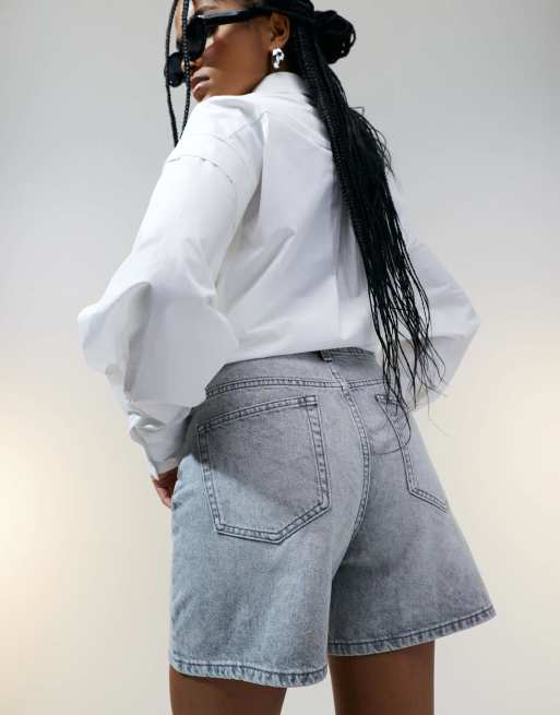 ASOS DESIGN – Blekgrå jeansshorts i dad-modell, 2 av 5