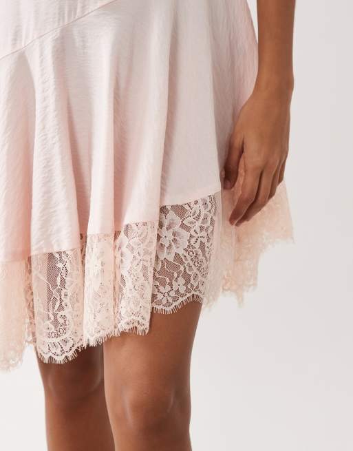 ASOS DESIGN – Blekrosa slipklänning i minilängd med spetskant och asymmetrisk fåll, 3 av 4