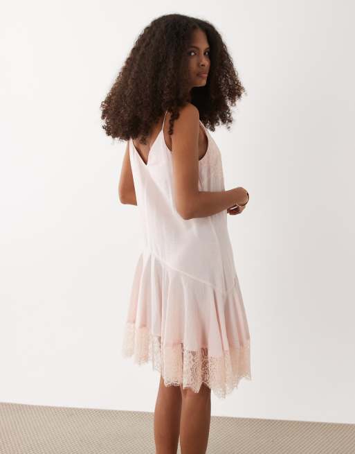 ASOS DESIGN – Blekrosa slipklänning i minilängd med spetskant och asymmetrisk fåll, 4 av 4