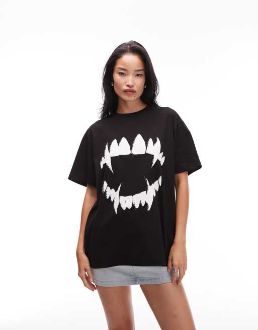 ASOS DESIGN – Bleksvart t-shirt i oversize med vampyrtandstryck