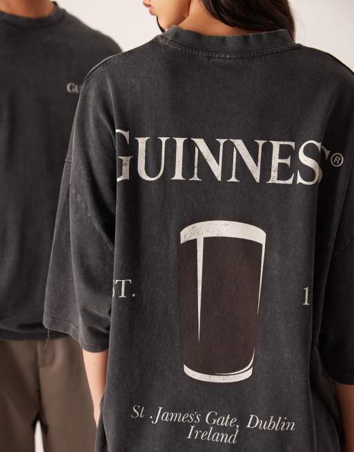 ASOS DESIGN – Bleksvart t-shirt i oversize och unisex-modell med Guinness-tryck, 2 av 4