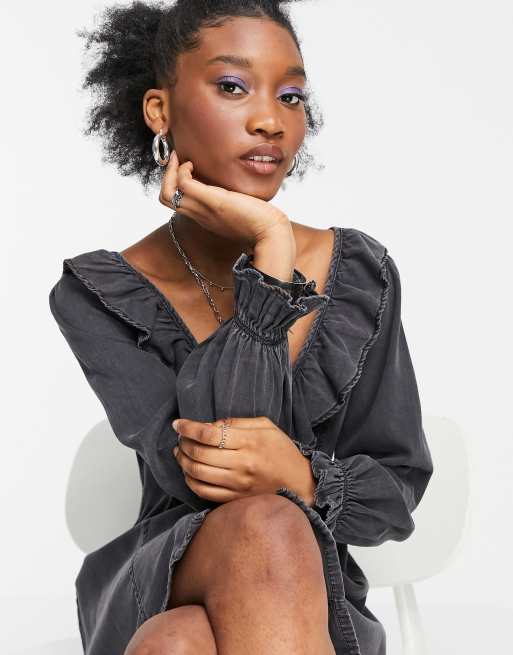 ASOS DESIGN – Bleksvart tea-klänning i mjuk denim med volang, 3 av 4