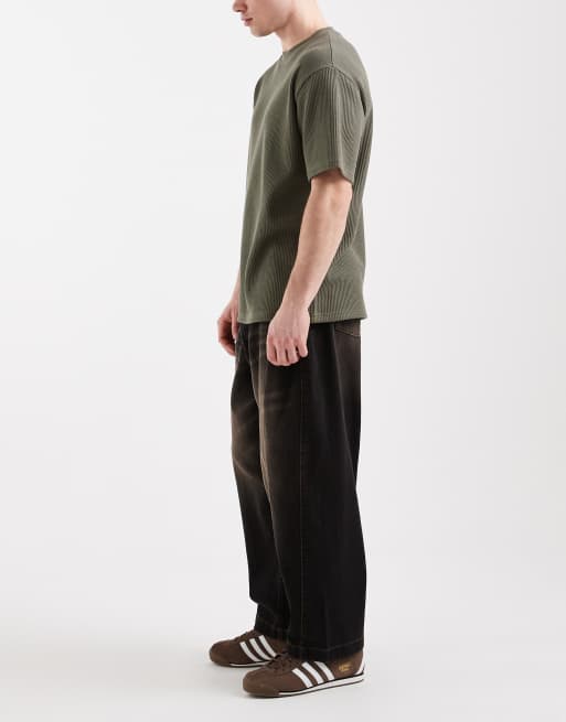 ASOS DESIGN – Bleksvarta och gultonade jeans i oversize med avsmalnande passform, 2 av 5