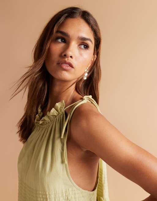 ASOS DESIGN – Blekt olivgrön miniklänning med halterneck, volanger och stråveck , 2 av 4