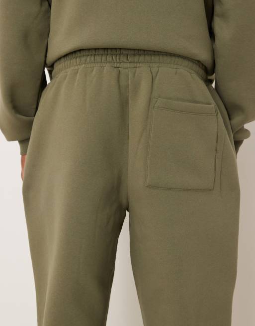 ASOS DESIGN – Blekt olivgröna, avslappnade mjukisbyxor med tryck, del av set, 4 av 5