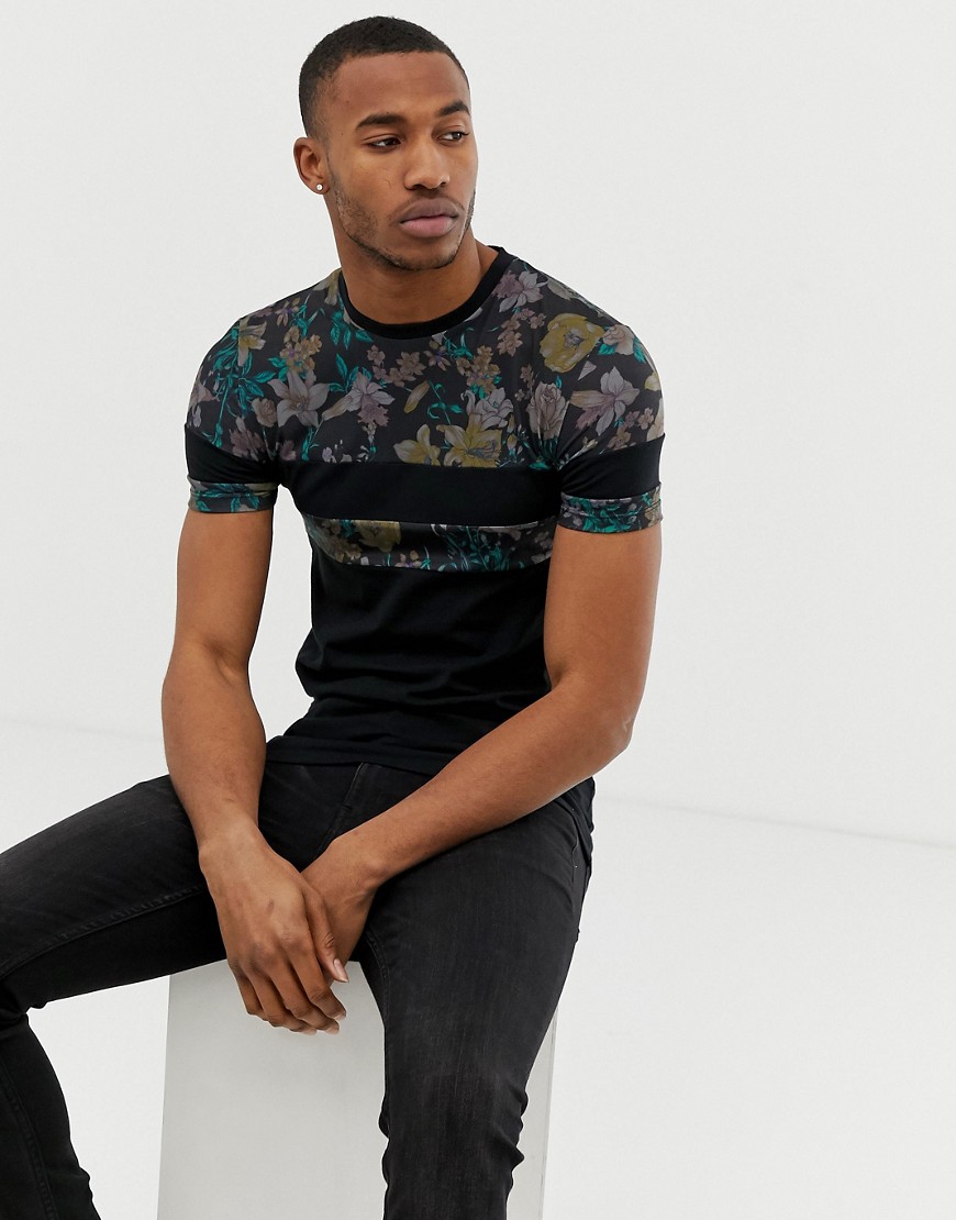 ASOS DESIGN – Blockfärgad t-shirt i muscle fit-modell med blommönster-Svart