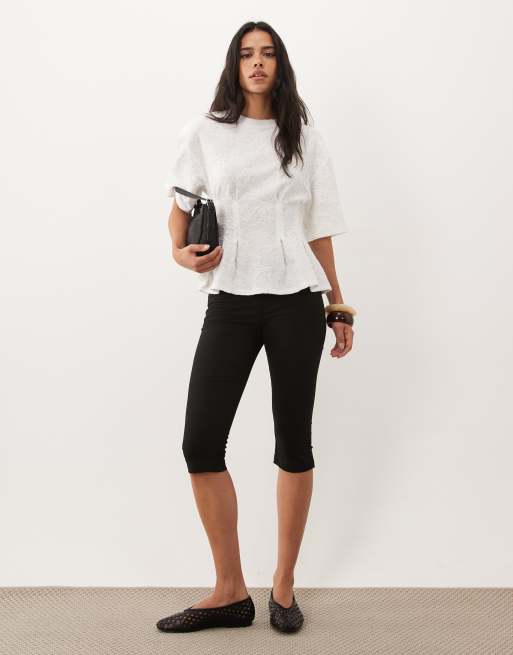 ASOS DESIGN blommig jacquard t-shirt med plisserad midja i vitt, 3 av 4