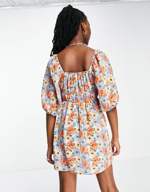 ASOS DESIGN – Blommig kort skaterklänning med ryschad byst och puffärmar, 2 av 4