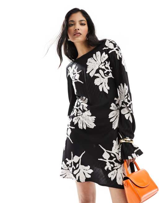 ASOS DESIGN – Blommig miniklänning med båtringning och v-ringning baktill i viskos