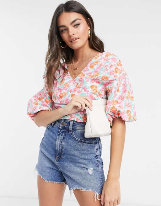 ASOS DESIGN – Blommig omlottopp i bomull med sänkt axel och ärmar med volym