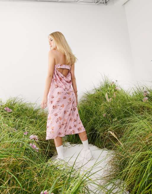 ASOS DESIGN – Blommig slipklänning i satin med midilängd, asymmetrisk längd och rysch på bysten, 2 av 4