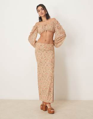 ASOS DESIGN – Blommigt set med långärmad crop top i milkmaid-stil och maxikjol - view 1
