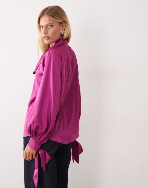 ASOS DESIGN blouse boutonnée en satin à nouer au cou en magenta, 3 de 4
