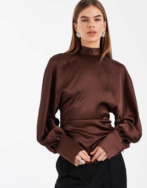 ASOS DESIGN - Blouse en satin à col montant et manches chauve-souris - Chocolat - view 1