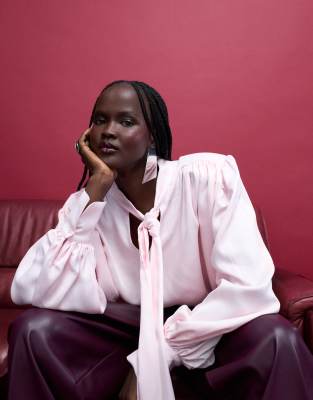 ASOS DESIGN - Blouse en satin à épaulettes et col noué - Rose