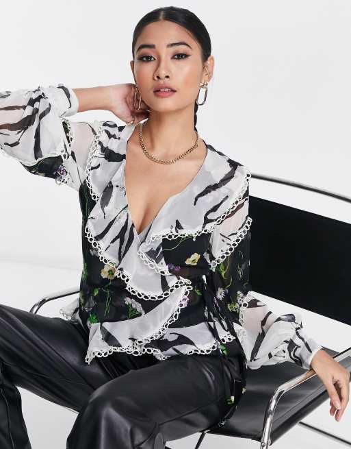 ASOS DESIGN - Blouse met overslag en ruches aan de voorkant in gemengde print en kanten rand 
