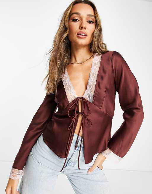 ASOS DESIGN - Blouse van satijn met geknoopte voorkant en kanten boorden in chocoladebruin
