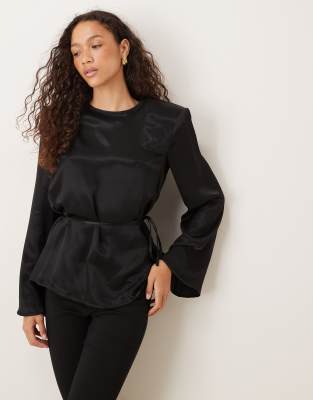 ASOS DESIGN - Blouson-Oberteil in Schwarz aus Satin mit Bindetaille und Schulterpolstern