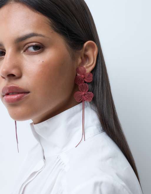 ASOS DESIGN – Blumen-Ohrstecker in Burgunderrot mit Draht-Design und Kettenquasten-Anhänger, 2 von 3