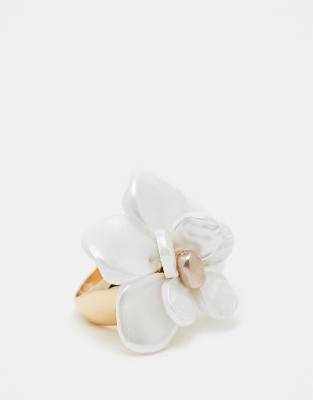 ASOS DESIGN – Blumenring in Goldoptik mit Kunstperlen - view 1