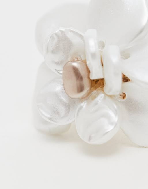 ASOS DESIGN – Blumenring in Goldoptik mit Kunstperlen, 2 von 3