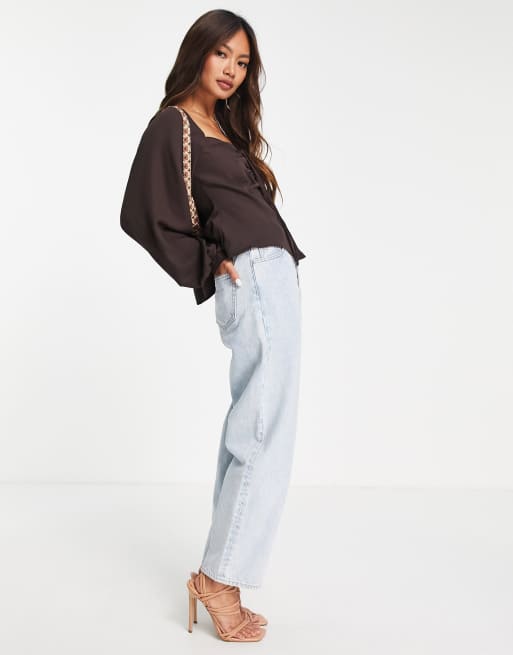 ASOS DESIGN - Blusa a maniche lunghe allacciata al collo e arricciata sul davanti marrone con apertura a goccia, 4 di 4